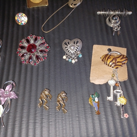 Brooches - Picture 3 of 7